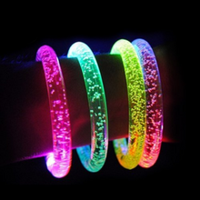 Cargar imagen en el visor de la galería, Pulseras con luces led 50pzas