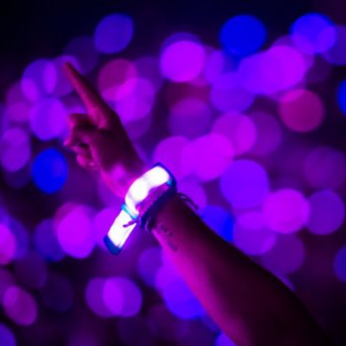 "Destaca en la multitud: Cómo usar artículos luminosos en el EDC y otros festivales de música"