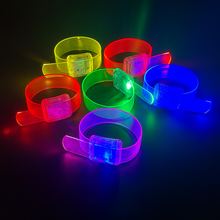 Cargar imagen en el visor de la galería, Pulseras Led Audiorítmicas Ajustables 100pzas | Conciertos Festival EDC
