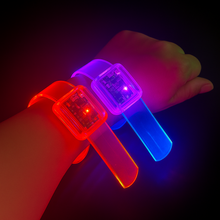 Cargar imagen en el visor de la galería, Pulseras Led Audiorítmicas Ajustables 100pzas | Conciertos Festival EDC
